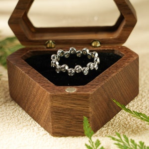 エタニティ パヴェ スタッガード ツイスト ラウンドカット モアッサナイト 結婚指輪 女性用 / 9K/14K/18K ソリッド ゴールド プロミス リング / 記念日のギフト