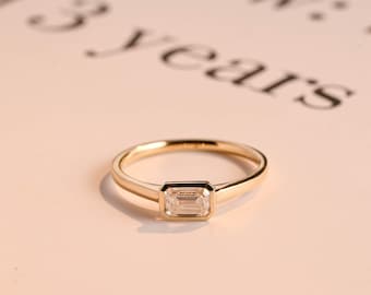 エメラルドカットのモアッサナイト婚約指輪：ソリッドゴールドベゼル、カテドラルスタイル