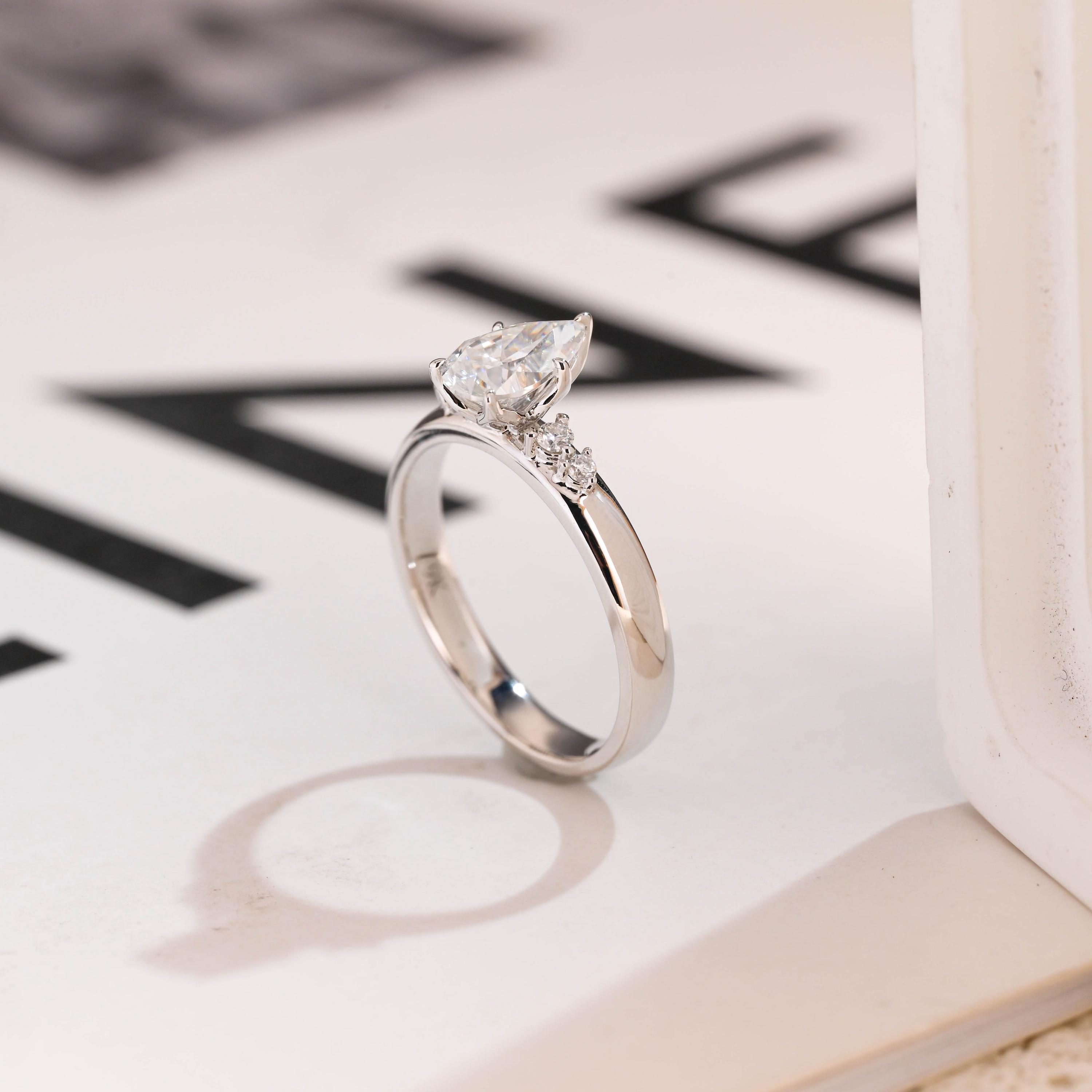 純金製ペアシェイプモアッサナイト婚約指輪、幅3mmのバンドリング、RS 