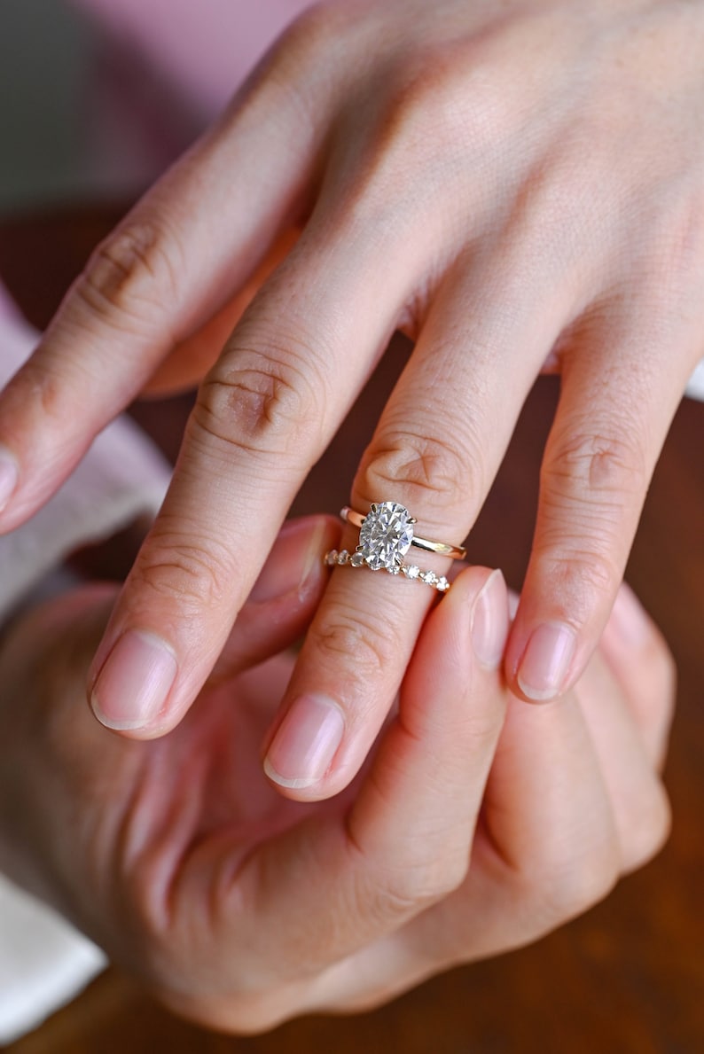 anello-di-fidanzamento-e-fede-nuziale-in-oro-massiccio-con-moissanite