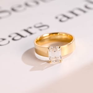 18K ソリッド ゴールド ソリティア エメラルド カット モアッサナイト エンゲージリング、幅 5 mm バンドリング、彼女へのプロミスリング、女性への記念日の贈り物