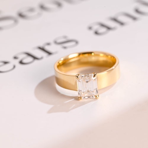 Massief gouden 5 mm-band Emerald Cut Moissanite-verlovingsring, beloftering voor haar, RS-493B