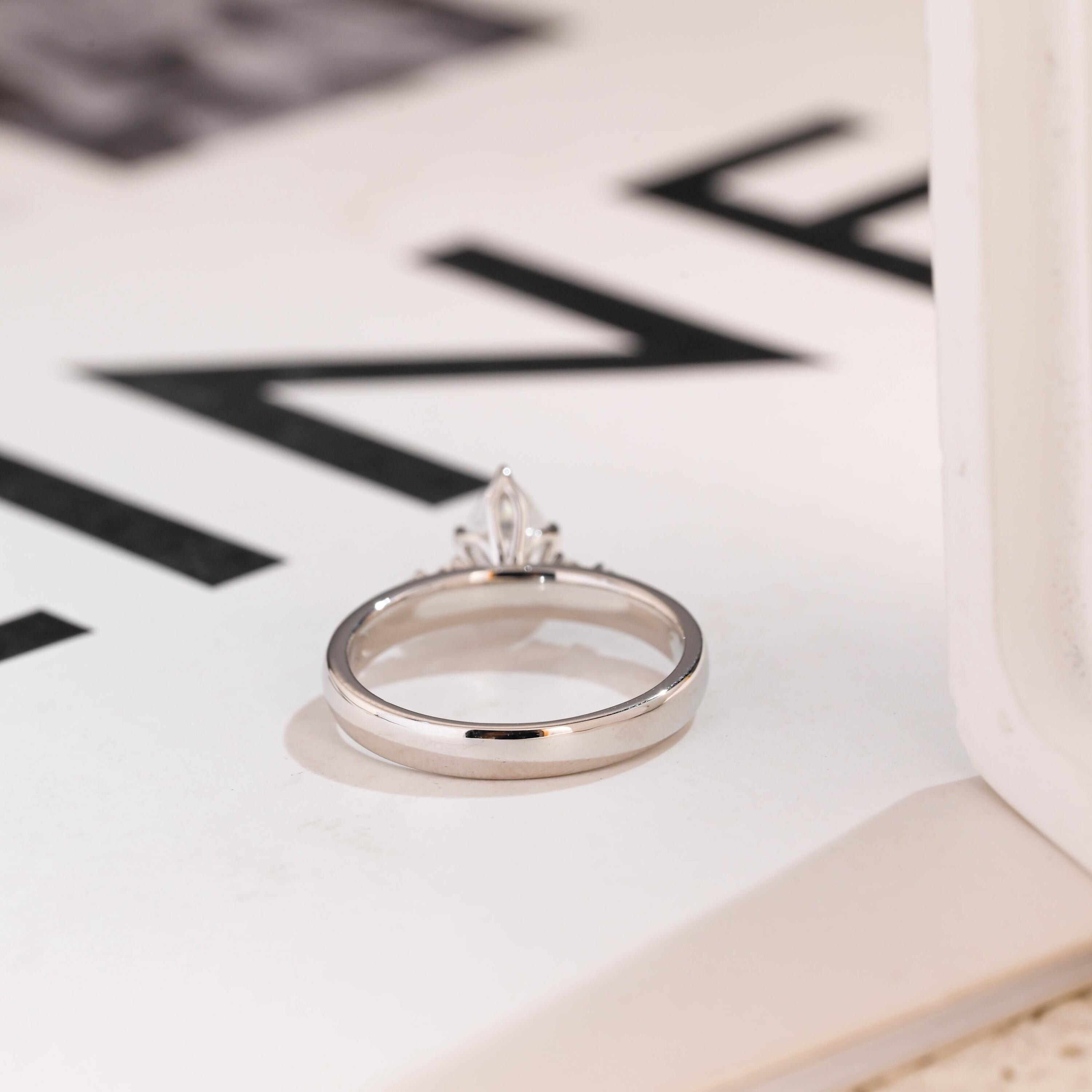 純金製ペアシェイプモアッサナイト婚約指輪、幅3mmのバンドリング、RS 