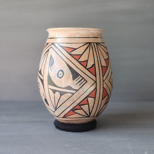 Mata Ortiz pottery vase by Manuel Olivar
