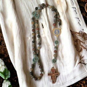 San Damiano, Rebuild My Church Rosary, Natural River Stone Beads, Czech Glass Aster Flower Beads, Miraculous Medal, San Damiano Crucifix. bild 8