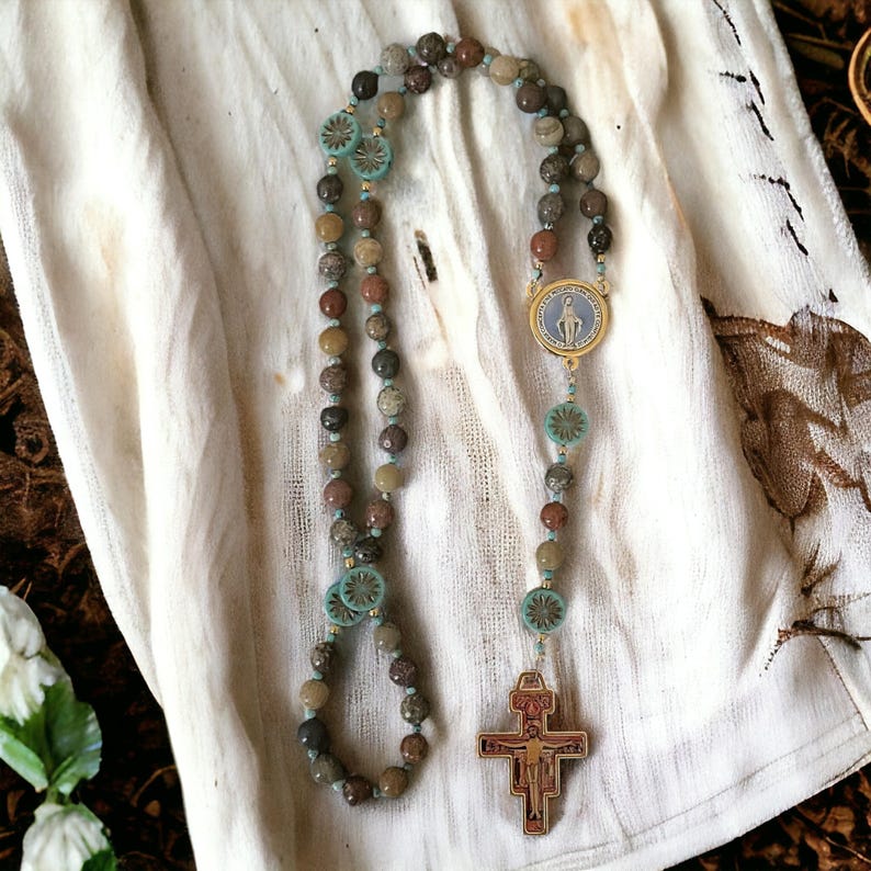 San Damiano, Rebuild My Church Rosary, Natural River Stone Beads, Czech Glass Aster Flower Beads, Miraculous Medal, San Damiano Crucifix. bild 8