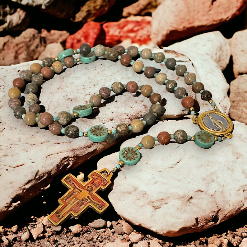 San Damiano, Rebuild My Church Rosary, Natural River Stone Beads, Czech Glass Aster Flower Beads, Miraculous Medal, San Damiano Crucifix. bild 10