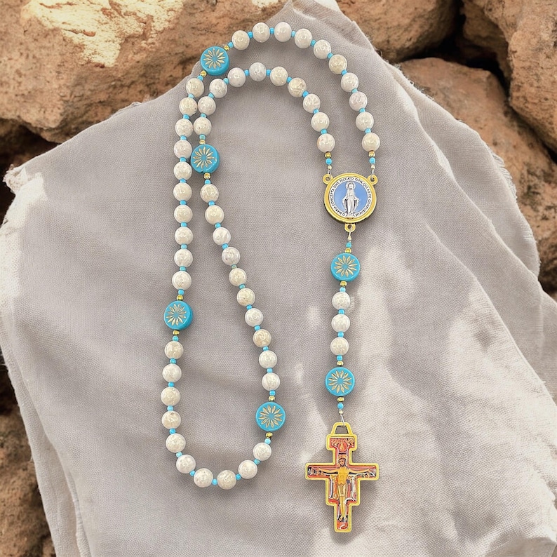 San Damiano, Rebuild My Church Rosary, Natural River Stone Beads, Czech Glass Aster Flower Beads, Miraculous Medal, San Damiano Crucifix. bild 3