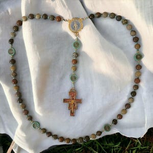San Damiano, Rebuild My Church Rosary, Natural River Stone Beads, Czech Glass Aster Flower Beads, Miraculous Medal, San Damiano Crucifix. bild 7