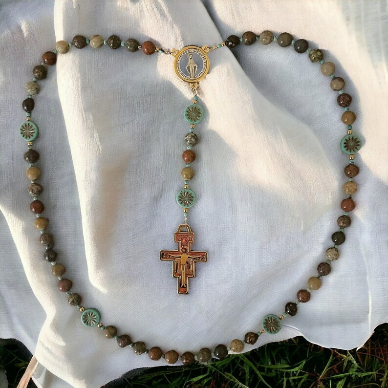 San Damiano, Rebuild My Church Rosary, Natural River Stone Beads, Czech Glass Aster Flower Beads, Miraculous Medal, San Damiano Crucifix. bild 7