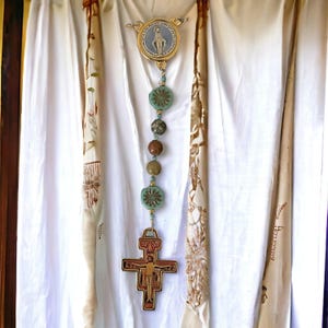 San Damiano, Rebuild My Church Rosary, Natural River Stone Beads, Czech Glass Aster Flower Beads, Miraculous Medal, San Damiano Crucifix. bild 9