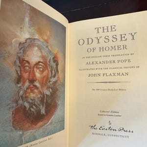 Może przedstawiać: Otwarta książka zatytułowana "The Odyssey of Homer" autorstwa Alexandra Pope'a, z ilustracjami klasycznych wzor&oacute;w. Książka zawiera ilustrację Homera i tekst z "The Easton Press, Norwalk, Connecticut". Jest to wydanie kolekcjonerskie oprawione w prawdziwą sk&oacute;rę.