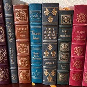 Może przedstawiać: Rustykalny drewniany znak z napisem "Welcome to our home" w białych literach. Znak ma postarzaną powierzchnię i prosty, zachęcający design, idealny na ganek lub do wejścia.