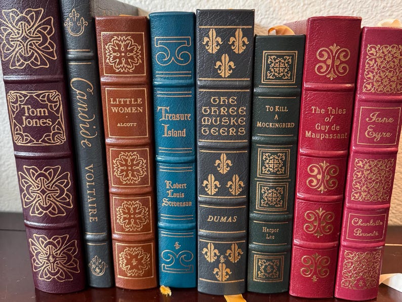 Może przedstawiać: Rustykalny drewniany znak z napisem "Welcome to our home" w białych literach. Znak ma postarzaną powierzchnię i prosty, zachęcający design, idealny na ganek lub do wejścia.