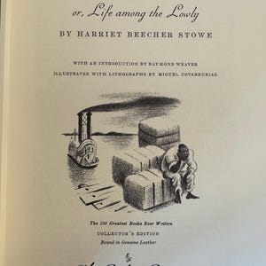 Może przedstawiać: Otwarta książka zatytułowana "Uncle Tom's Cabin" autorstwa Harriet Beecher Stowe, z ilustracjami Miguela Covarrubiasa. Okładka przedstawia czarno-białą ilustrację parowca, bele siana i osobę siedzącą na beli. Książka jest wydaniem kolekcjonerskim.