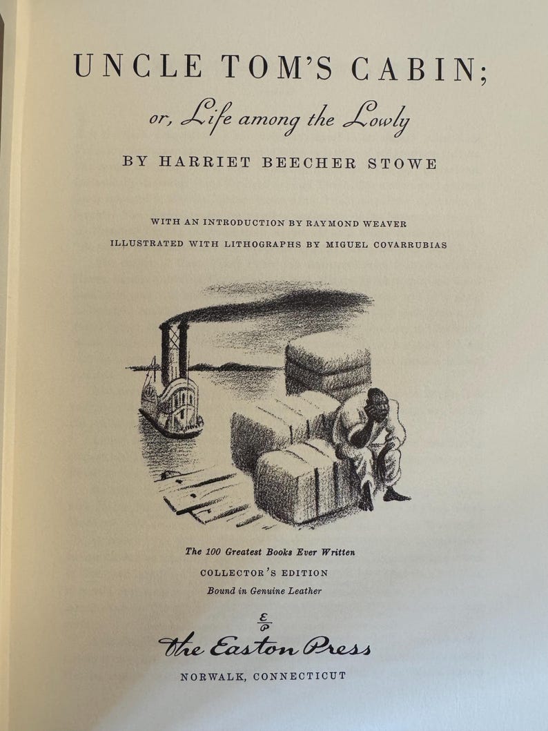 Może przedstawiać: Otwarta książka zatytułowana "Uncle Tom's Cabin" autorstwa Harriet Beecher Stowe, z ilustracjami Miguela Covarrubiasa. Okładka przedstawia czarno-białą ilustrację parowca, bele siana i osobę siedzącą na beli. Książka jest wydaniem kolekcjonerskim.