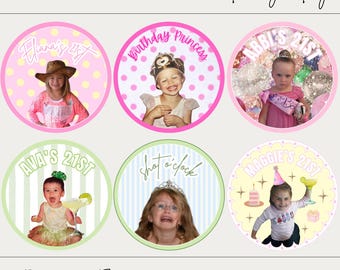 Puede incluir: Una colección de ocho diseños gráficos digitales circulares con temas de cumpleaños personalizados. Cada círculo muestra una fotografía de una persona, texto decorativo como nombres y edades, y patrones coloridos que incluyen lunares y rayas.