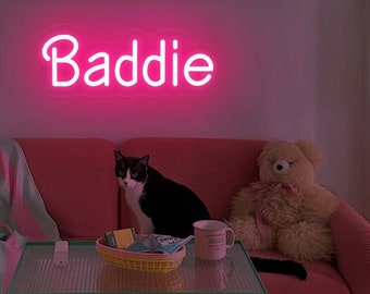 Niestandardowy neon „Baddie” | Dekoracja ścienna w kolorze retro różowym