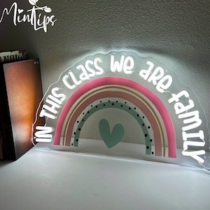 Letrero de neón "En esta clase somos familia", regalo de regreso a la escuela, decoración del aula, regalo de bienvenida para maestros, lindo letrero de arcoíris