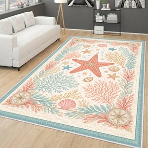Peut inclure: Tapis rectangulaire sur le thème nautique. Il présente une grande étoile de mer corail au centre, entourée de coraux, de coquillages et de motifs de rose des vents dans des tons de bleu, pêche et beige. Bordure bleu clair.