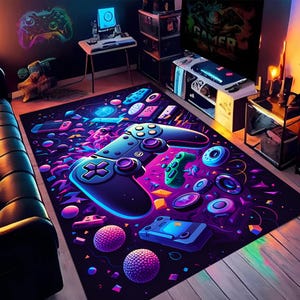Könnte beinhalten: Ein lebendiges, neon-thematisches Spielzimmer mit einem großen Teppich mit Controller-Design. Der Teppich ist überwiegend schwarz mit lila, blauen und grünen Akzenten. Weiteres Gaming-Zubehör und Dekoration sind sichtbar und schaffen eine dynamische und immersive Umgebung.