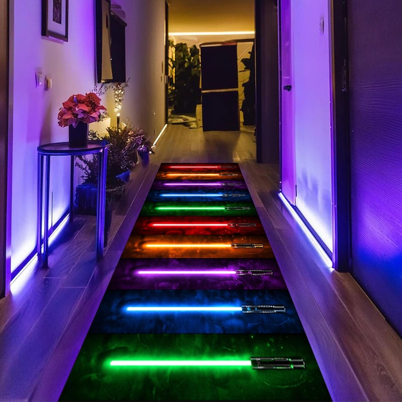 Puede incluir: Una alfombra para pasillo con un dise&ntilde;o de sables de luz de colores, verdes, azules, morados, rojos y naranjas. Los sables de luz est&aacute;n dispuestos en fila, creando un patr&oacute;n vibrante. Para el pasillo.