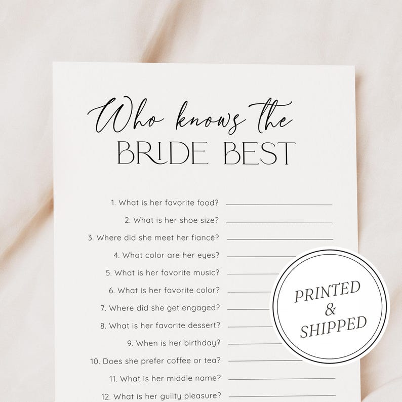 Puede incluir: Una tarjeta de juego de despedida de soltera de color crema titulada "Who Knows the Bride Best". La tarjeta presenta una lista de preguntas y una pegatina circular que dice "Printed & Shipped".