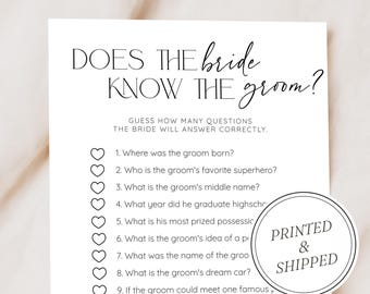 Peut inclure: Une carte blanche avec le texte "DOES THE bride KNOW THE groom ?" et une liste de questions pour un jeu de fête prénuptiale. La carte comprend également le texte "PRINTED & SHIPPED" dans un design circulaire.
