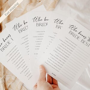 Puede incluir: Un conjunto de tarjetas de papel blanco con el texto "Who knows the BRIDE BEST" en escritura negra. Las tarjetas est&aacute;n dise&ntilde;adas como un juego con preguntas sobre la novia. Las tarjetas est&aacute;n sostenidas por una mano.