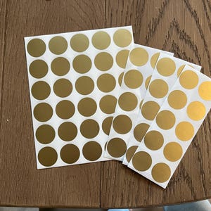 Goldfarbene 2,5 cm runde Rubbel-Aufkleber: DIY-Spiele & Enthüllungen