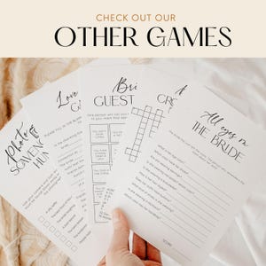 Puede incluir: Una colecci&oacute;n de hojas de juego de papel blanco con texto negro, que incluyen una b&uacute;squeda del tesoro fotogr&aacute;fica, un juego para completar, un juego de invitados de boda, un crucigrama y un juego titulado "All Eyes on the Bride". El texto "CHECK OUT OUR OTHER GAMES" est&aacute; en la parte superior.
