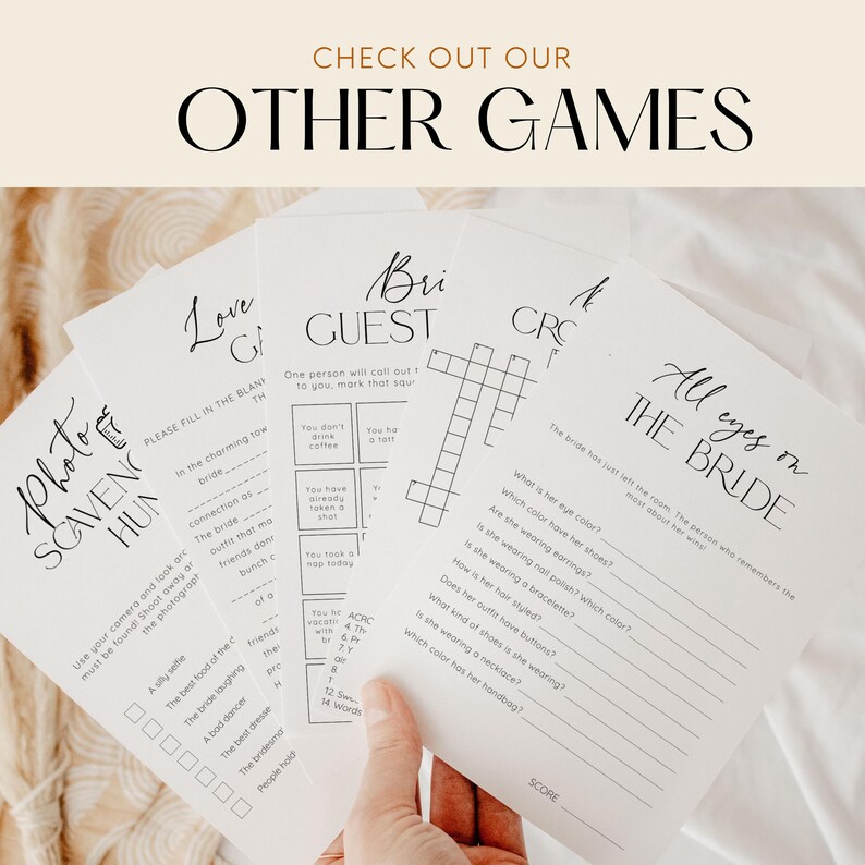 Puede incluir: Una colecci&oacute;n de hojas de juego de papel blanco con texto negro, que incluyen una b&uacute;squeda del tesoro fotogr&aacute;fica, un juego para completar, un juego de invitados de boda, un crucigrama y un juego titulado "All Eyes on the Bride". El texto "CHECK OUT OUR OTHER GAMES" est&aacute; en la parte superior.