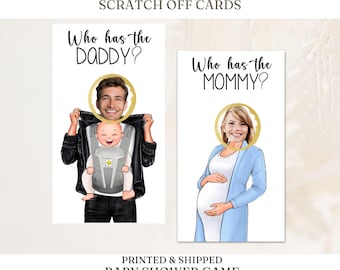 Op de afbeelding: Twee witte rechthoekige kaarten voor een babyshower-spel. Eén kaart leest "Wie heeft de PAPA?" en toont een man die een baby vasthoudt. De andere kaart leest "Wie heeft de MAMA?" en toont een zwangere vrouw. Het spel heet "Krasloten".