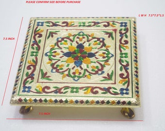 Può includere: Vassoio decorativo quadrato con cornice e gambe dorate. La superficie color crema presenta un motivo floreale colorato. Le dimensioni sono 19 cm per 19 cm. Il testo "PLEASE CONFIRM SIZE BEFORE PURCHASE" è visibile.