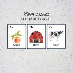 Peut inclure: Cartes d'alphabet inspirées de la ferme avec une pomme rouge, une grange rouge et une vache noire et blanche. Les lettres Aa, Bb et Cc sont affichées sur les cartes.