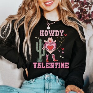 ハウディバレンタイン、ウエスタンバレンタインデーTシャツ、バレンタインデースウェットシャツ、先生のバレンタインシャツ、かわいいバレンタインスウェットシャツ