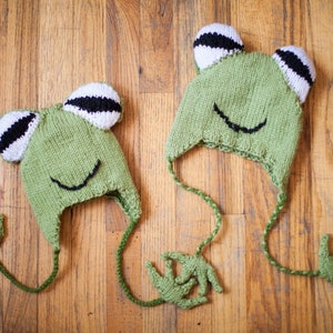 Bonnet Grenouille Hyla avec pattes de grenouille à rabat d&#39;oreille (Modèle de tricot) - Téléchargement PDF