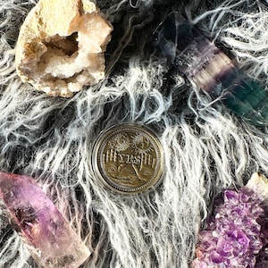 Witch&#39;s Divination Coin | Medallion | Yes No Decision Coin | Divining Tool | Lucky Charm