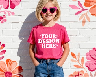 Maqueta de camisa cómoda para niños en color rosa neón