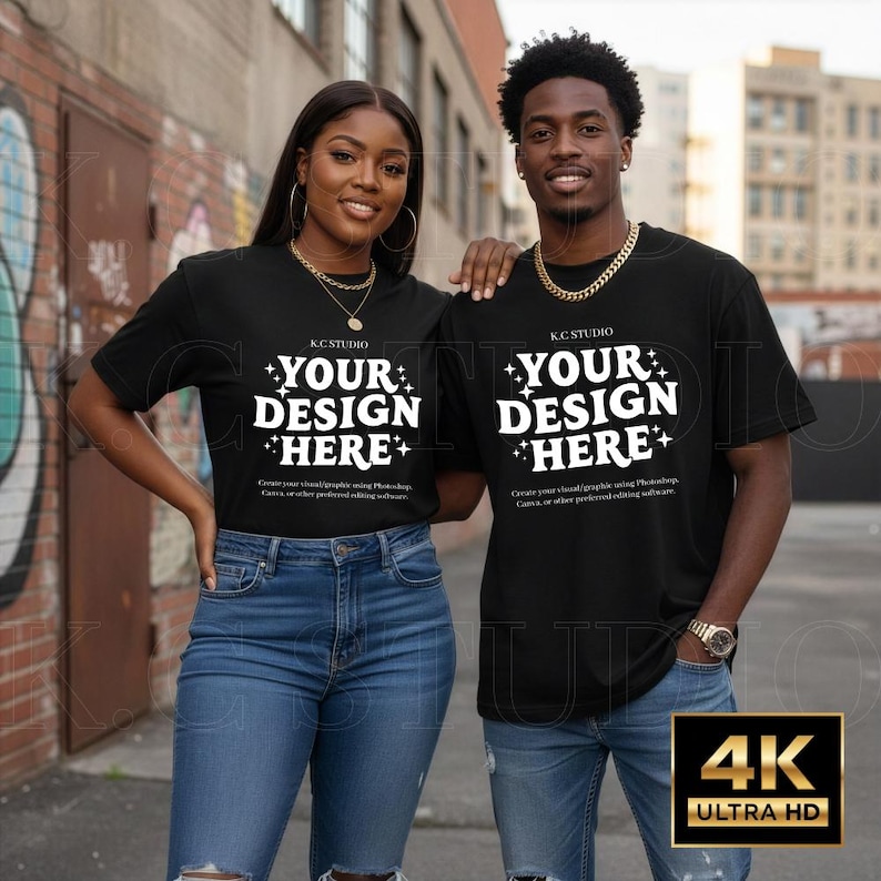 Puede incluir: Dos personas vestidas con camisetas negras con el texto "YOUR DESIGN HERE" en blanco. Las camisetas se combinan con vaqueros azules. La imagen tambi&eacute;n incluye el texto "KC STUDIO" y "Create your visual/graphic using Photoshop, Canva, or other preferred editing software."