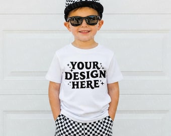 Maglietta mockup per ragazzi Gildan 5000B bianca alla moda per bambini