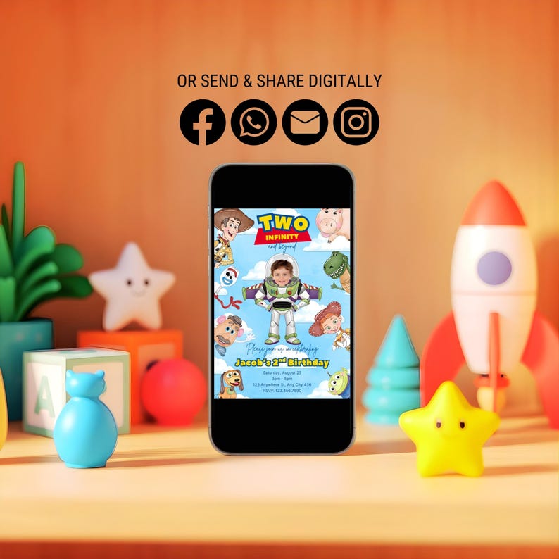 Peut inclure: Un smartphone affiche une invitation d'anniversaire num&eacute;rique sur le th&egrave;me de Buzz l'&Eacute;clair. L'invitation indique "TWO INFINITY and beyond" et "Jacob's 2nd Birthday". Le fond est orange, avec des d&eacute;corations de jouets.