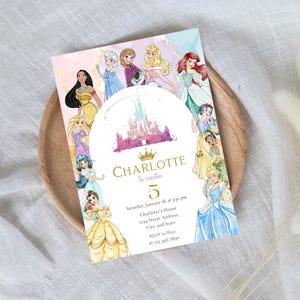 Puede incluir: Una invitaci&oacute;n rosa y morada con un fondo de acuarela que presenta a las princesas de Disney. La invitaci&oacute;n es para la fiesta de cumplea&ntilde;os n&uacute;mero 5 de Charlotte. El texto de la invitaci&oacute;n dice "Charlotte cumple 5 a&ntilde;os. S&aacute;bado 18 de enero a las 3:30 pm. La casa de Charlotte. 1234 Street Address. Ciudad y Estado. RSVP a Mam&aacute; al 123 456 7890."