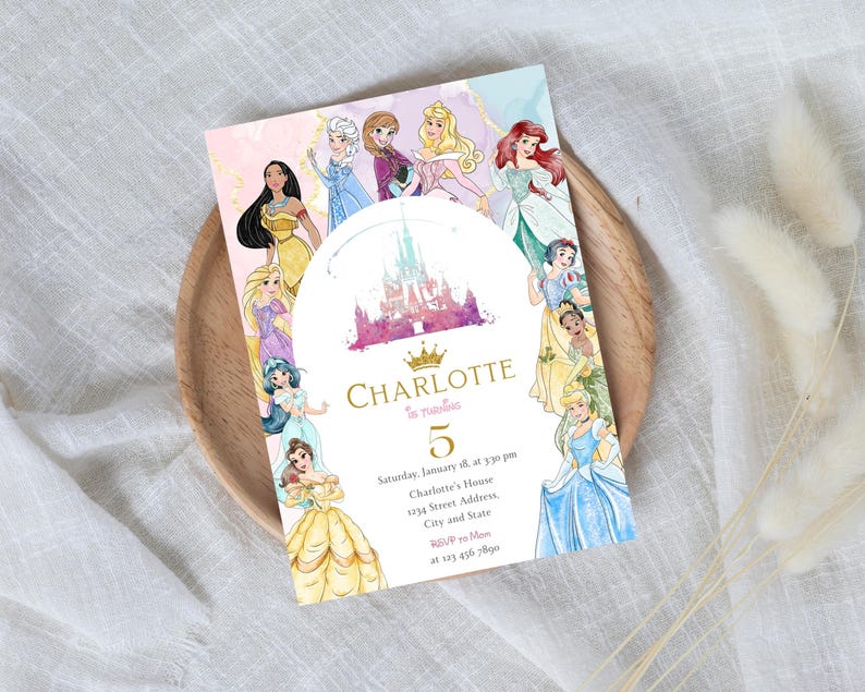 Puede incluir: Una invitaci&oacute;n rosa y morada con un fondo de acuarela que presenta a las princesas de Disney. La invitaci&oacute;n es para la fiesta de cumplea&ntilde;os n&uacute;mero 5 de Charlotte. El texto de la invitaci&oacute;n dice "Charlotte cumple 5 a&ntilde;os. S&aacute;bado 18 de enero a las 3:30 pm. La casa de Charlotte. 1234 Street Address. Ciudad y Estado. RSVP a Mam&aacute; al 123 456 7890."