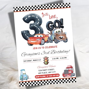 Puede incluir: Una invitaci&oacute;n de cumplea&ntilde;os con el n&uacute;mero 3 en dise&ntilde;o de carretera, las palabras "two, one, GO!" y coches de dibujos animados. La invitaci&oacute;n incluye detalles para el 3er cumplea&ntilde;os de Grayson, con borde a cuadros.