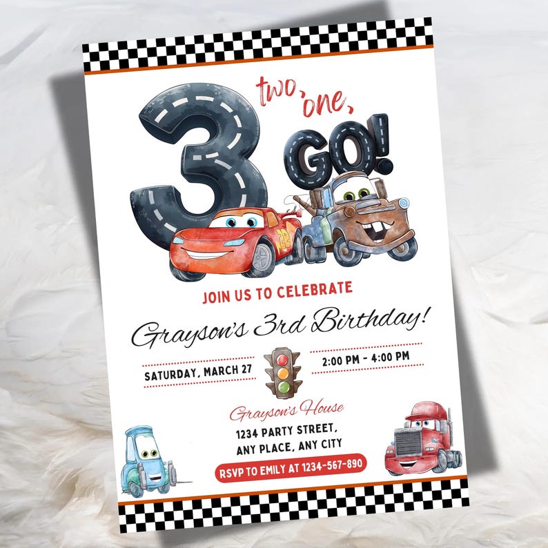 Puede incluir: Una invitaci&oacute;n de cumplea&ntilde;os con el n&uacute;mero 3 en dise&ntilde;o de carretera, las palabras "two, one, GO!" y coches de dibujos animados. La invitaci&oacute;n incluye detalles para el 3er cumplea&ntilde;os de Grayson, con borde a cuadros.
