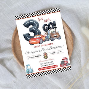 Puede incluir: Una invitaci&oacute;n de cumplea&ntilde;os con un dise&ntilde;o de acuarela. Presenta el n&uacute;mero 3, coches de dibujos animados y el texto "two, one, GO!". La invitaci&oacute;n incluye detalles para el 3er cumplea&ntilde;os de Grayson, con fecha, hora y lugar.