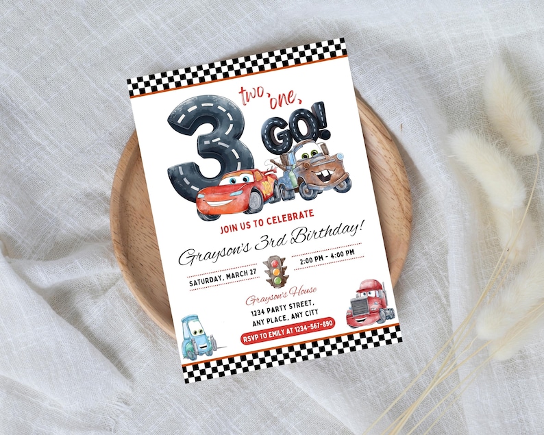 Puede incluir: Una invitaci&oacute;n de cumplea&ntilde;os con un dise&ntilde;o de acuarela. Presenta el n&uacute;mero 3, coches de dibujos animados y el texto "two, one, GO!". La invitaci&oacute;n incluye detalles para el 3er cumplea&ntilde;os de Grayson, con fecha, hora y lugar.
