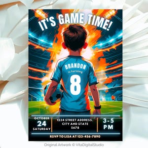 Op de afbeelding: Een digitale uitnodiging met de tekst "IT'S GAME TIME!". Het toont een jongen in een blauw voetbalshirt met nummer 8. De uitnodiging bevat evenementdetails: 24 oktober, zaterdag, 15-17 uur, en een adres en RSVP-informatie.