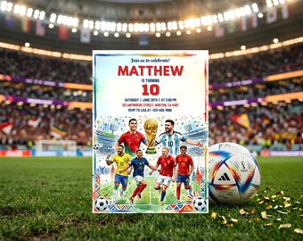 Puede incluir: Una tarjeta de invitación de cumpleaños rectangular con el texto 'Join us to celebrate! MATTHEW IS TURNING 10' y los detalles del evento, ilustrada con seis jugadores de fútbol y un trofeo dorado en un campo, sobre un fondo de estadio.